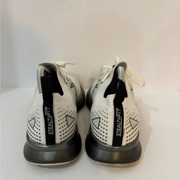 Brooks Levitate size 9.5 - Picture 4 of 9